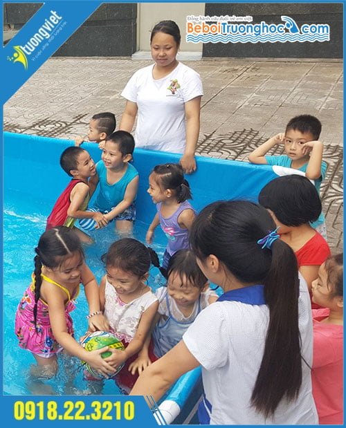 Các bé đang vui chơi trong hồ bơi